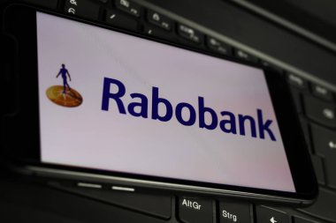Viersen, Almanya - 1 Mart. 2021: Bilgisayar klavyesinde rabobank logosu olan akıllı telefon ekranının kapatılması