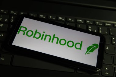 Viersen, Almanya - 1 Mart. 2021: Bilgisayar klavyesinde robinhood online broker servisinin logo harfleriyle cep telefonu ekranının kapatılması