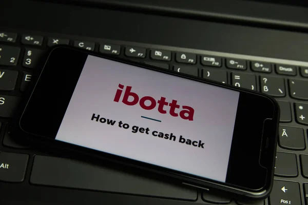 Viersen, Almanya - 1 Mart. 2021: Cep telefonu ekranının kapanması ve bilgisayar klavyesinde ibotta bozdurma uygulamasının logosu