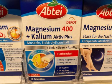 Viersen, Almanya - 1 Mart. 2021: Paketlerin kapatılması. Alman süpermarketlerinin raflarında abtei logosu olan yiyecek takviyeleri.