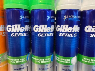 Viersen, Almanya - 1 Mart. 2021: Alman süpermarketlerinin raflarında Gillette logolu tıraş köpüğü kutularının yakınlaştırılması