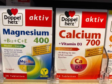 Viersen, Almanya - 1 Mart. 2021: Paketlerin kapatılması. Alman süpermarketlerinin raflarında görsel ikiz logolu gıda takviyeleri.