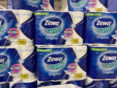 Viersen, Almanya - 1 Mart. 2021: Alman süpermarketinde Zewa logosu yazılı kağıt rulolarının kapatılması