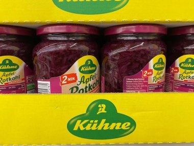 Viersen, Almanya - 1 Mart. 2021: Alman süpermarketlerinin raflarında üzerinde kuhne logosu olan kırmızı lahana kavanozlarının yakınlaştırılması