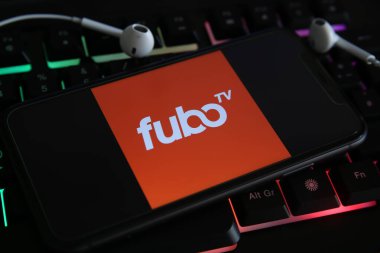 Viersen, Almanya - 1 Mart. 2021: Cep telefonu ekranının kapatılması ve dizüstü bilgisayarda Fubo TV 'nin logosu
