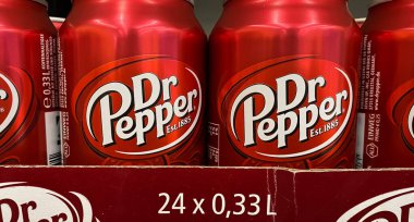 Viersen, Almanya - 1 Mart. 2021: Alman süpermarketinin rafındaki kırmızı Dr. Pepper içecek kutularına bakın