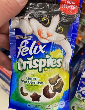 Viersen, Almanya - 6 Mayıs. 2021: Paketin üzerinde Felix Cipsleri ve Alman süpermarketlerinin raflarında bulunan kedi mamalarının logosu var
