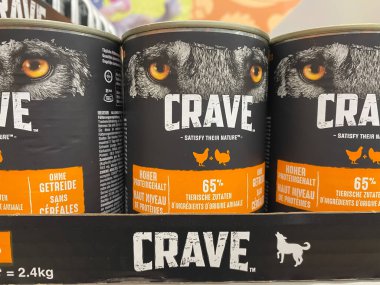 Viersen, Almanya - 6 Mayıs. 2021: Alman süpermarketinin raflarında üzerinde evcil hayvan yiyeceği arzulu logosu olan kutuların kapatılması