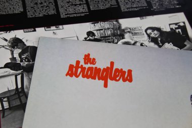 Viersen, Almanya - 1 Mayıs. 2021: İngiliz bandosu The Stranglers 'ın izole edilmiş plak kapaklarının kapatılması