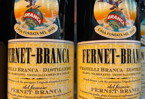 Viersen Deutschland Mai 2021 Flaschenetiketten Mit Fernet Branca Schriftzug Regal — Stockfoto