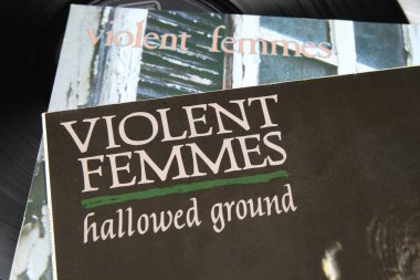 Viersen, Almanya - 1 Mayıs. 2021: Amerikan vahşi kadın folk punk grubunun izole edilmiş plak kapaklarının kapatılması