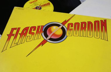 Viersen, Almanya - 1 Mayıs. 2021: Queen Flash Gordon film müziğinin izole edilmiş plak kapağının kapağı