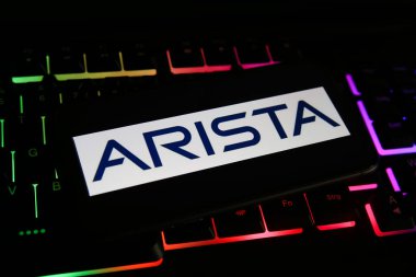 Viersen, Almanya - 1 Mayıs. 2021: Bilgisayar klavyesinde arista ağlarının logo harfleriyle cep telefonu ekranının kapatılması