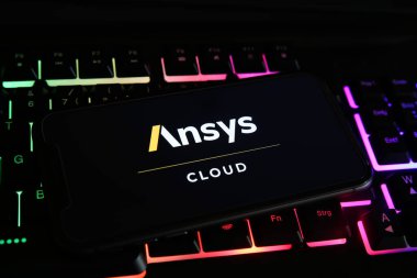 Viersen, Almanya - 1 Mayıs. 2021: Cep telefonu ekranının kapatılması ve bilgisayar klavyesindeki yazılım geliştirici ansys logosu