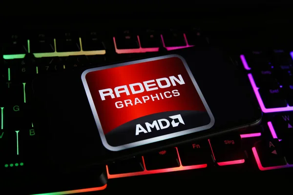 Viersen, Almanya - 1 Mayıs. 2021: Bilgisayar klavyesinde amd radeon grafiklerinin logo harfleriyle cep telefonu ekranının kapatılması