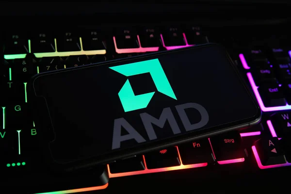德国维尔森 5月1日 2021年 在电脑键盘上安装带有Amd标识字母的手机显示屏 — 图库照片