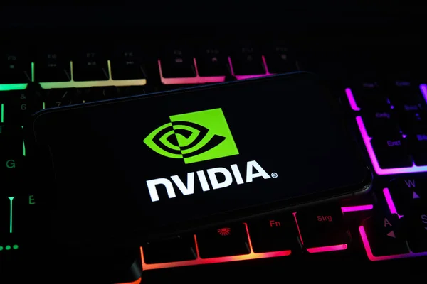Viersen, Almanya - 1 Mayıs. 2021: Cep telefonu ekranının kapatılması ve bilgisayar klavyesindeki Nvidia şirketinin logosu