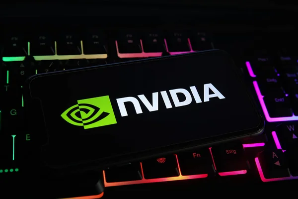 德国维尔森 5月1日 2021年 在电脑键盘上安装带有Nvidia公司标志字母的手机显示屏 — 图库照片