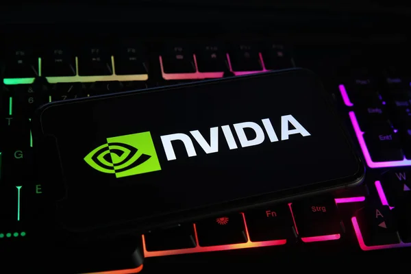 Viersen, Almanya - 1 Mayıs. 2021: Cep telefonu ekranının kapatılması ve bilgisayar klavyesindeki Nvidia şirketinin logosu