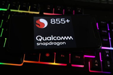 Viersen, Almanya - 8 Mayıs. 2021: Bilgisayar klavyesinde snapdragon qualcomm işlemci işlemci logosu olan akıllı telefonun kapatılması