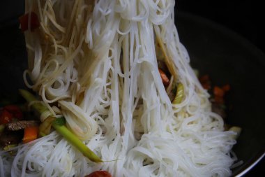 Çin yemeklerine Asya usulü pilav eriştesi de eklendi.