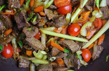 Pişmiş taze domatesler, et, kereviz, limon otu, havuç, taze soğan...