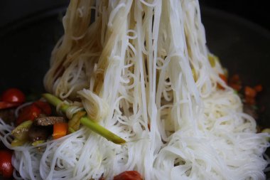 Çin yemeklerine Asya usulü pilav eriştesi de eklendi.