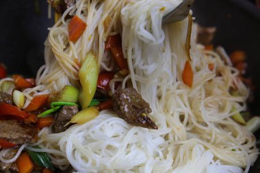 Çin yemeklerine Asya usulü pilav eriştesi de eklendi.