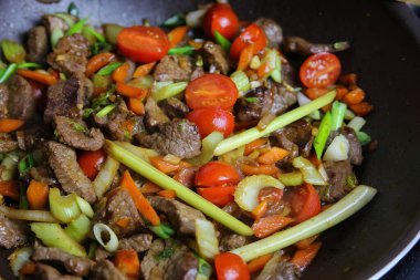 Pişmiş taze domatesler, et, kereviz, limon otu, havuç, taze soğan...