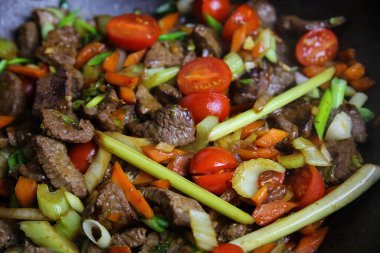 Pişmiş taze domatesler, et, kereviz, limon otu, havuç, taze soğan...