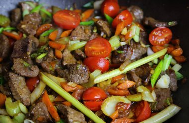 Pişmiş taze domatesler, et, kereviz, limon otu, havuç, taze soğan...