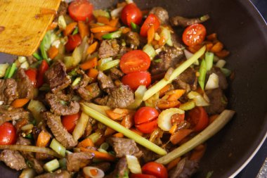 Pişmiş taze domatesler, et, kereviz, limon otu, havuç, taze soğan...