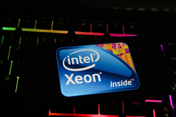 Viersen, Almanya - 8 Mayıs. 2021: Bilgisayar klavyesinde xeon işlemci işlemcisi Cpu 'nun logo harfleriyle akıllı telefonun kapatılması