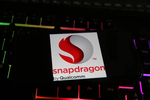 Viersen, Almanya - 8 Mayıs. 2021: Bilgisayar klavyesinde snapdragon qualcomm işlemci işlemci logosu olan akıllı telefonun kapatılması