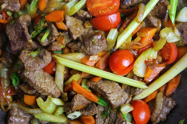 Pişmiş taze domatesler, et, kereviz, limon otu, havuç, taze soğan...