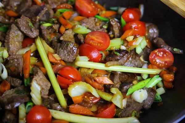 Nahaufnahme Von Wok Mit Gekochten Frischen Tomaten Rindfleisch Sellerie Zitronengras — Stockfoto