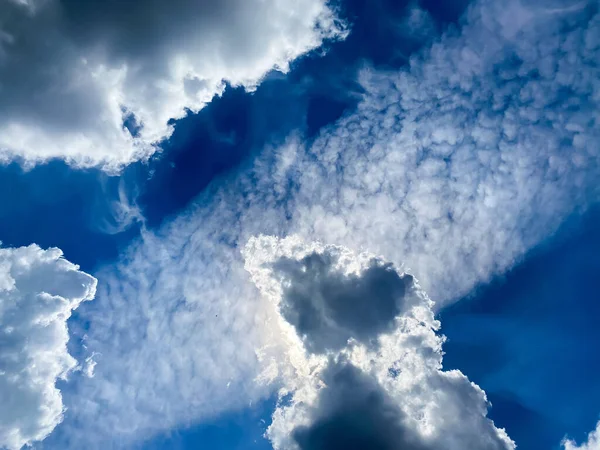 Kümülüs Sirrokülüs Bulutlarıyla Mavi Yaz Gökyüzüne Bak Güneşle Birlikte Açık — Stok fotoğraf
