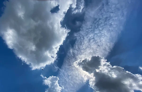 積雲と円丘の公正な天気雲のバックライトで青い夏の空への眺め太陽 — ストック写真