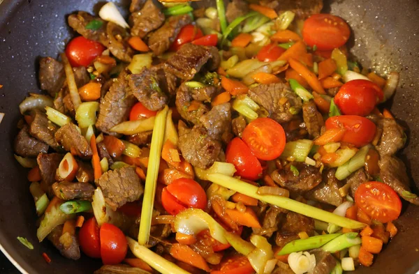 Nahaufnahme Von Wok Mit Gekochten Frischen Tomaten Rindfleisch Sellerie Zitronengras — Stockfoto