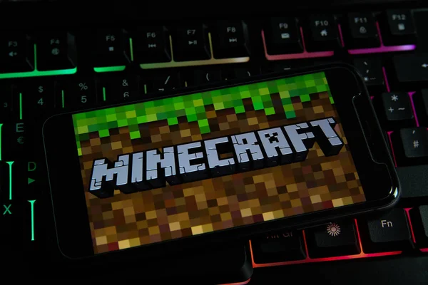 Viersen, Almanya - 9 Mayıs. 2021: Bilgisayar klavyesinde mayın teknesinin logosu olan akıllı telefonun kapatılması