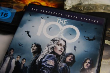 Viersen, Almanya - 9 Mayıs. 2021: 100 TV bilim kurgu dizisinin DVD kapağı