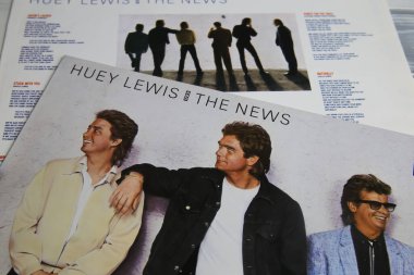 Viersen, Almanya - 9 Mayıs. 2021: Huey Lewis 'e yakın çekim ve haber plağı kapağı