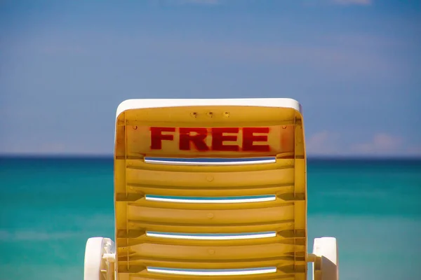 Chaise Plage Vide Isolée Gratuite Sur Île Tropicale Avec Vue — Photo