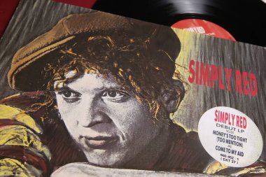 Viersen, Almanya - 9 Mayıs. 2021: Şarkıcının izole edilmiş plak kapağının kapatılması