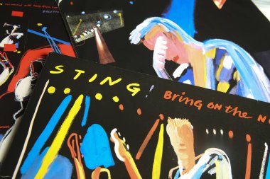 Viersen, Almanya - 9 Mayıs. 2021: Şarkıcı Sting 'in izole edilmiş plak kapağının kapatılması