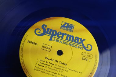 Viersen, Almanya - 9 Mayıs. 2021: İzole edilmiş süper maksimum güvenlikli bant, sarı etiketli mavi vinil plak