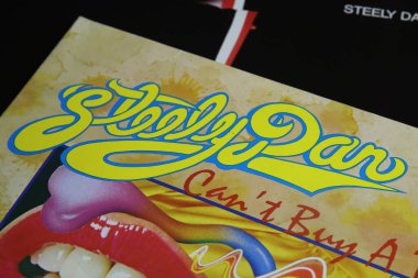 Viersen, Almanya - 9 Mayıs. 2021: Tecrit edilmiş çelik bantlı vinil albüm kapağı