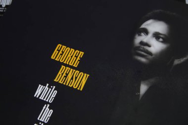 Viersen, Almanya - 9 Mayıs. 2021: Soul şarkıcısı George Benson 'ın izole edilmiş plak kapağı