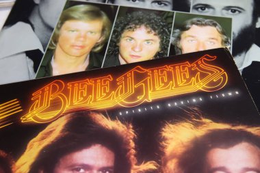 Viersen, Almanya - 9 Mayıs. 2021: Bee Gees bandının izole edilmiş plak kapağının kapatılması