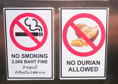 Bangkok, Tayland - 9 Aralık. 2018: Tayland otelinin asansöründe sigara içilmemesi ve durian kullanımına izin verilmemesi (sağ işaretin merkezine odaklanın)
